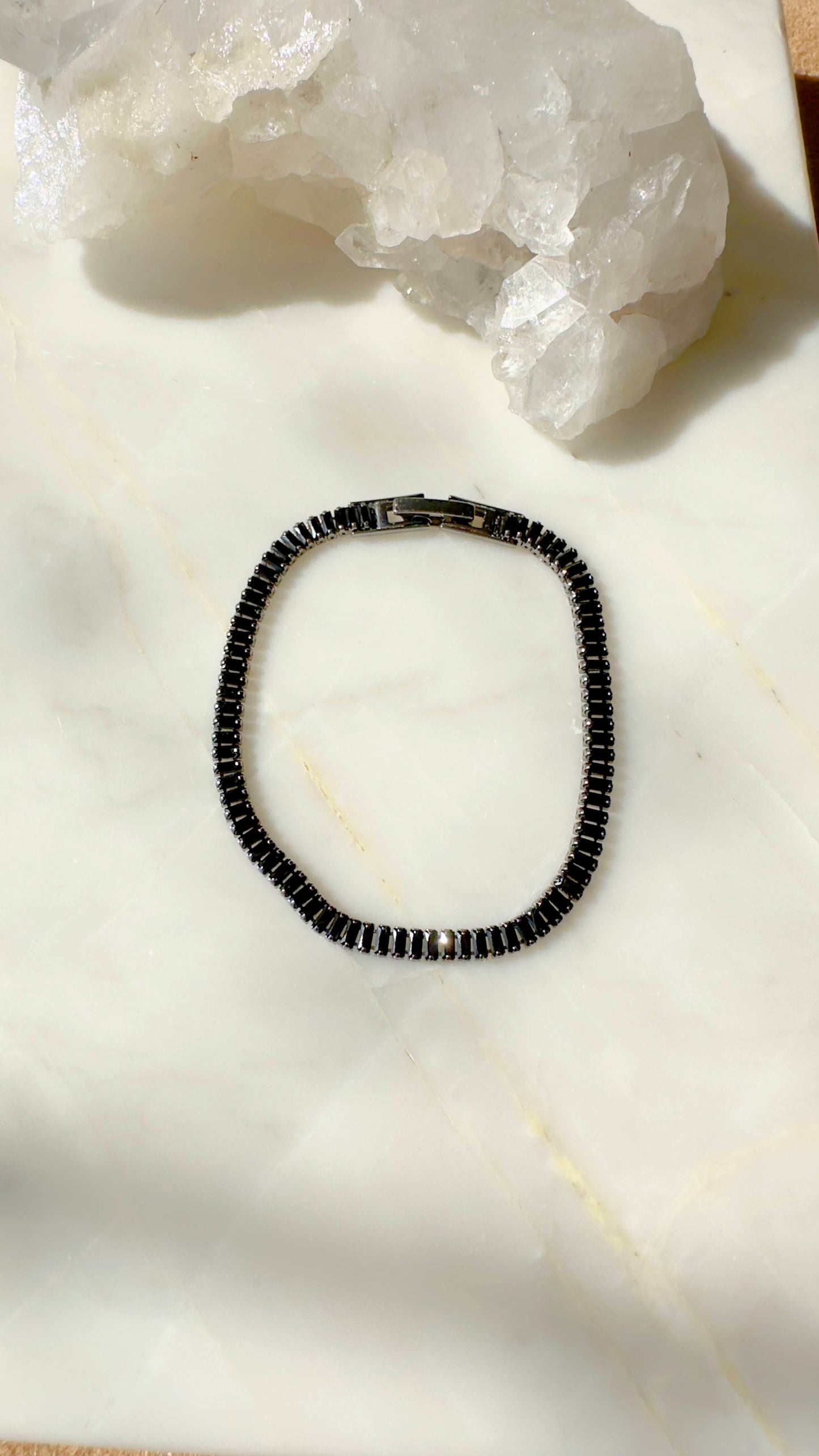 Malleable baguette tennis bracelet in dark rhodium