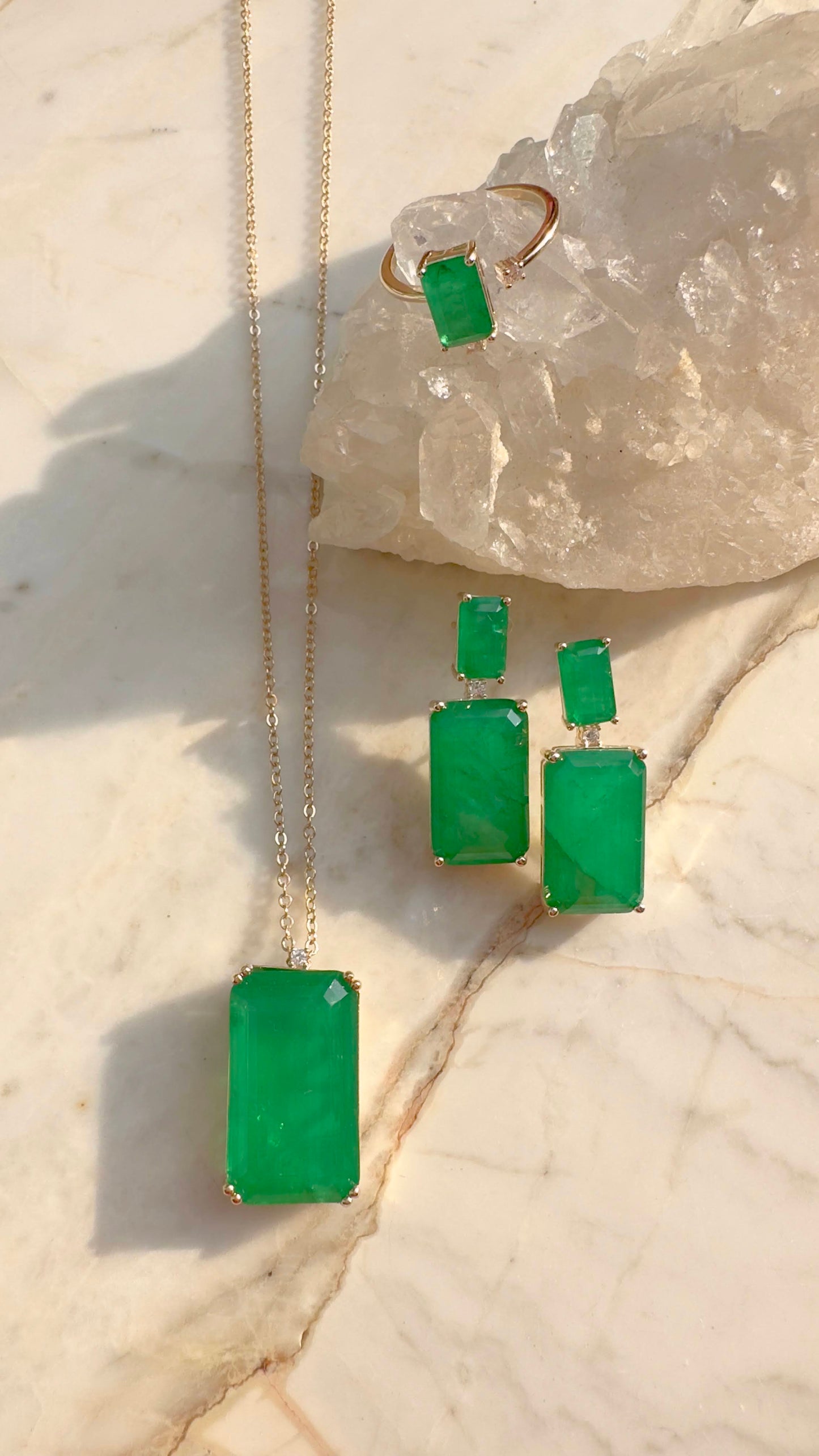 18K gold plated rectangular ring with emerald fusion