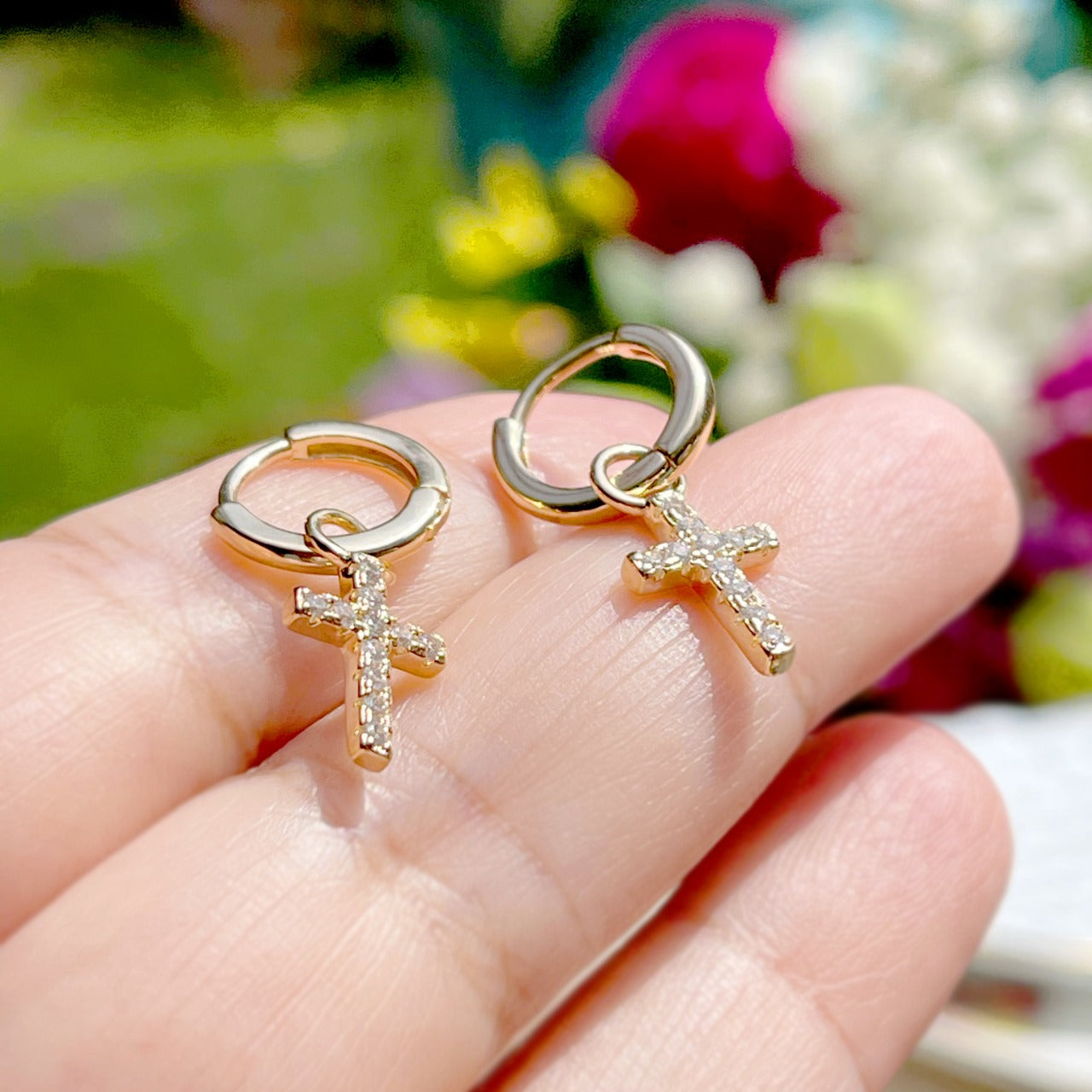 Hoop earring with cross pendant in 18K gold