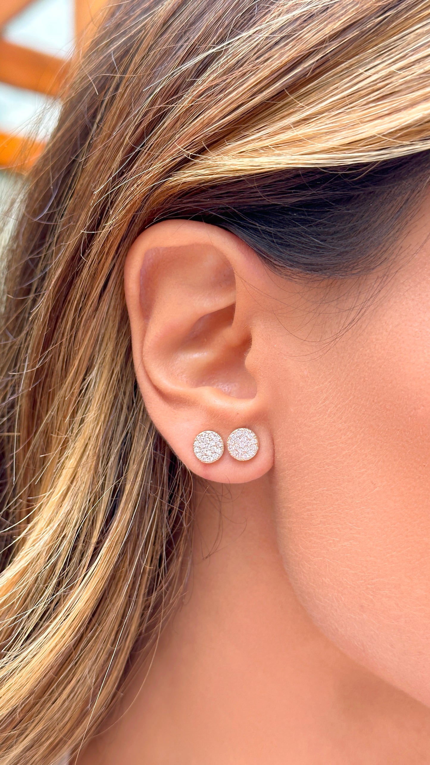 Round stud earrings
