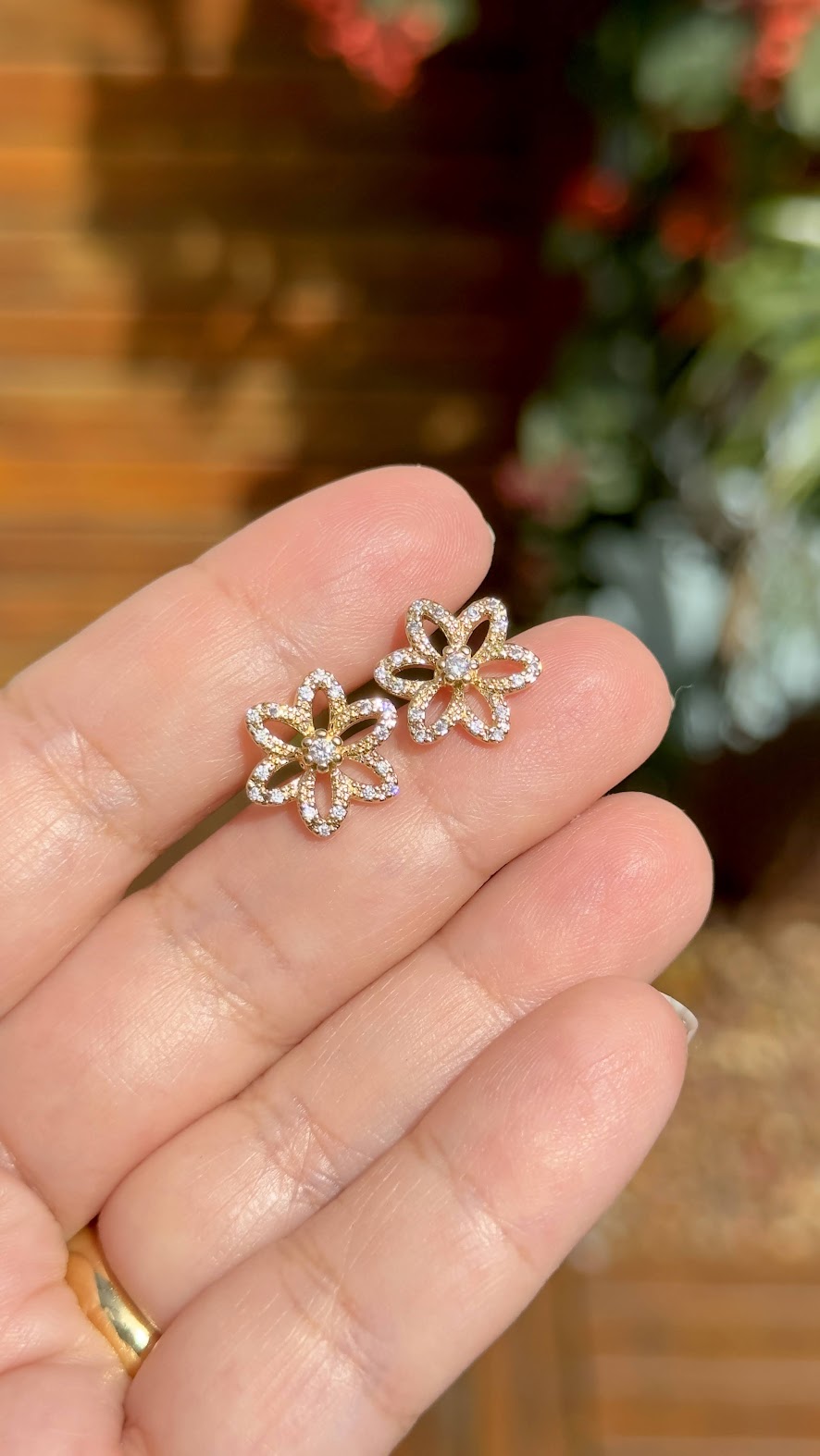 Stud hollow Flower in 18k gold earrings