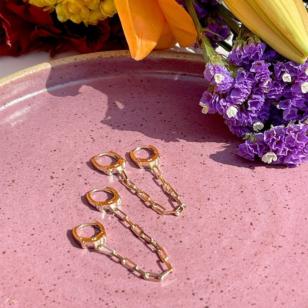 Handcuff earrings in 18K gold