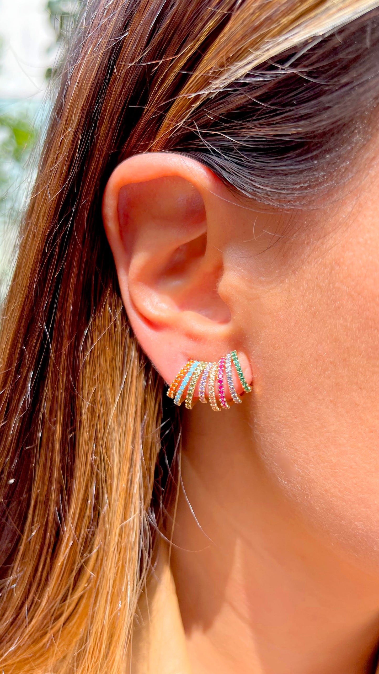Wave-shaped earrings with colorful zirconia in 18K gold