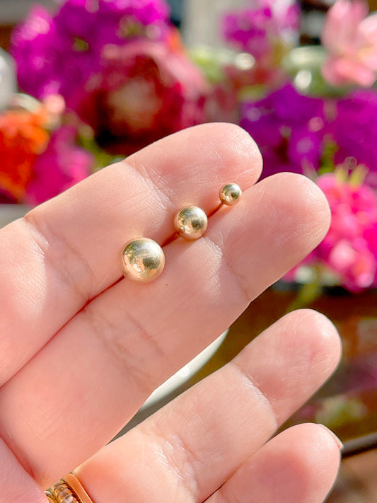 Sphere earrings in 18K gold