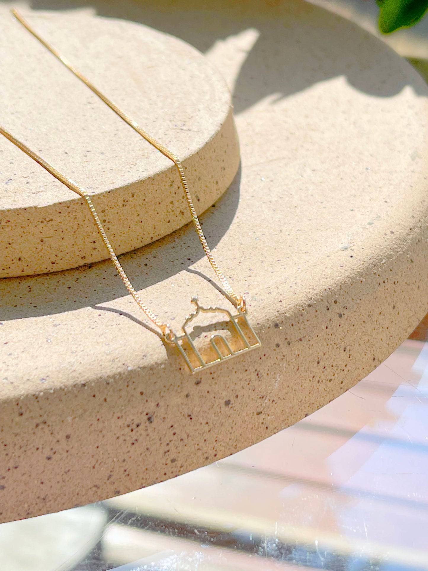 Church shaped necklace in 18K gold plating
