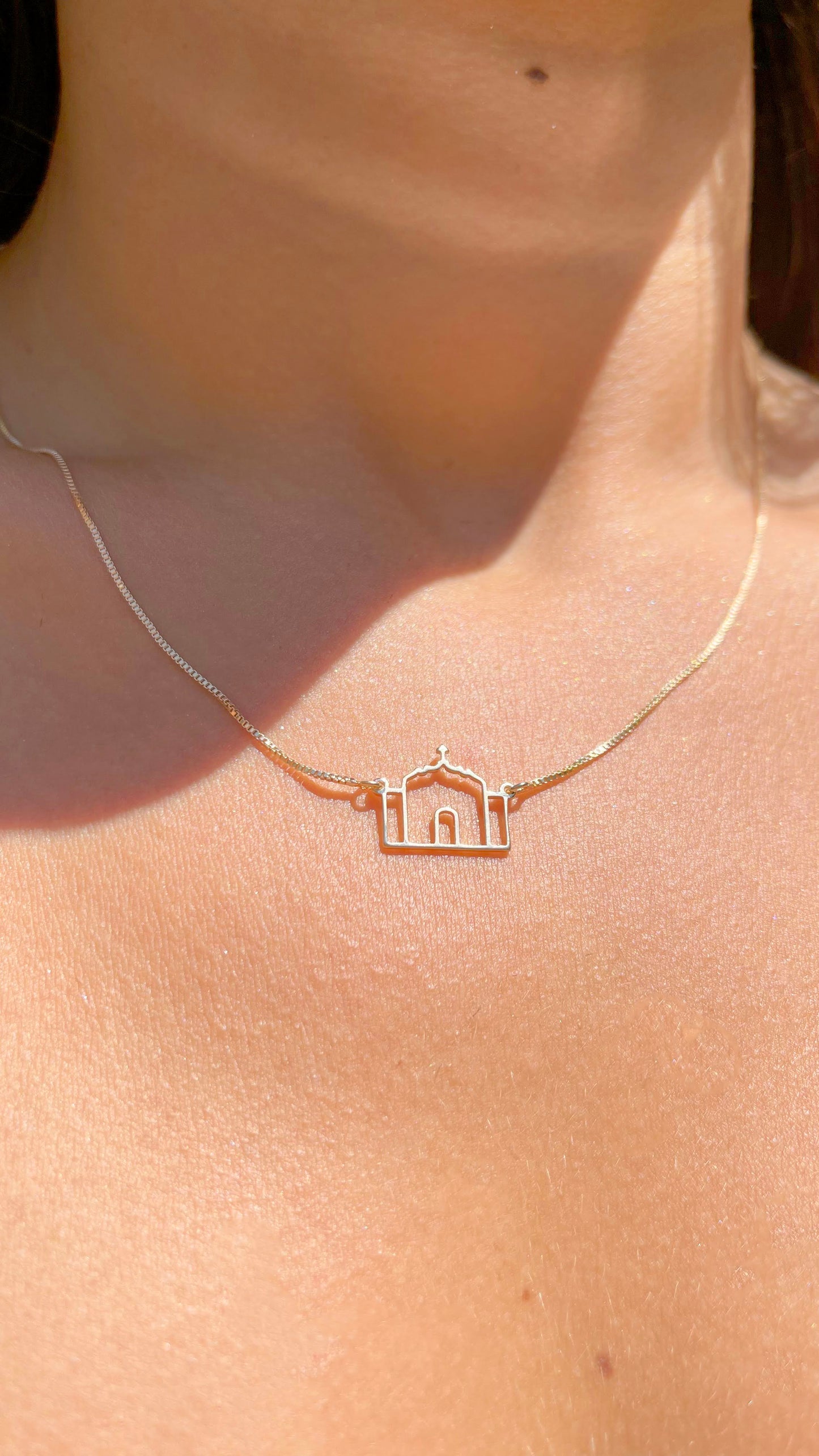 Church shaped necklace in 18K gold plating