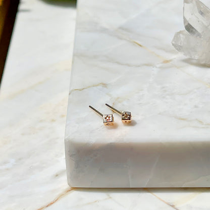 Cube shaped earrings with green CZ in 18K gold - Small
