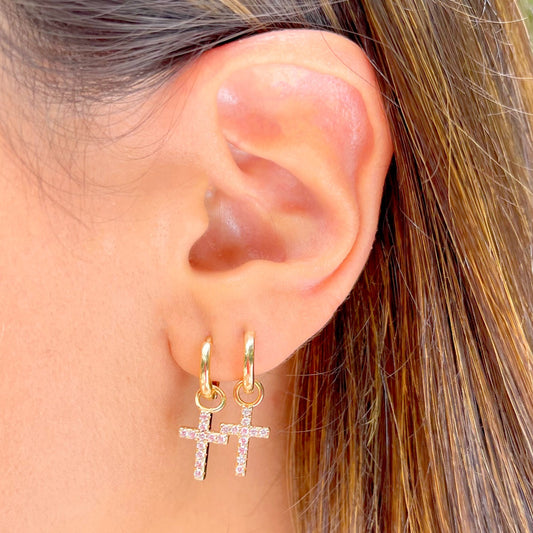 Hoop earring with cross pendant in 18K gold